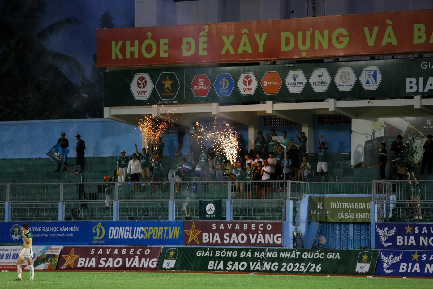 Cổ động viên Khatoco Khánh Hòa trên khán đài sân 19/8