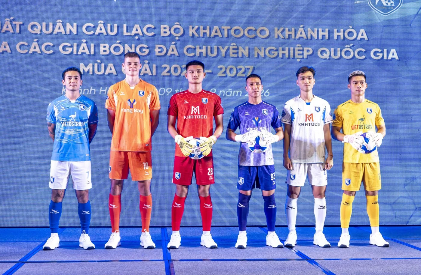 Các cầu thủ giới thiệu trang phục Khatoco Khánh Hòa mùa giải 2026/27