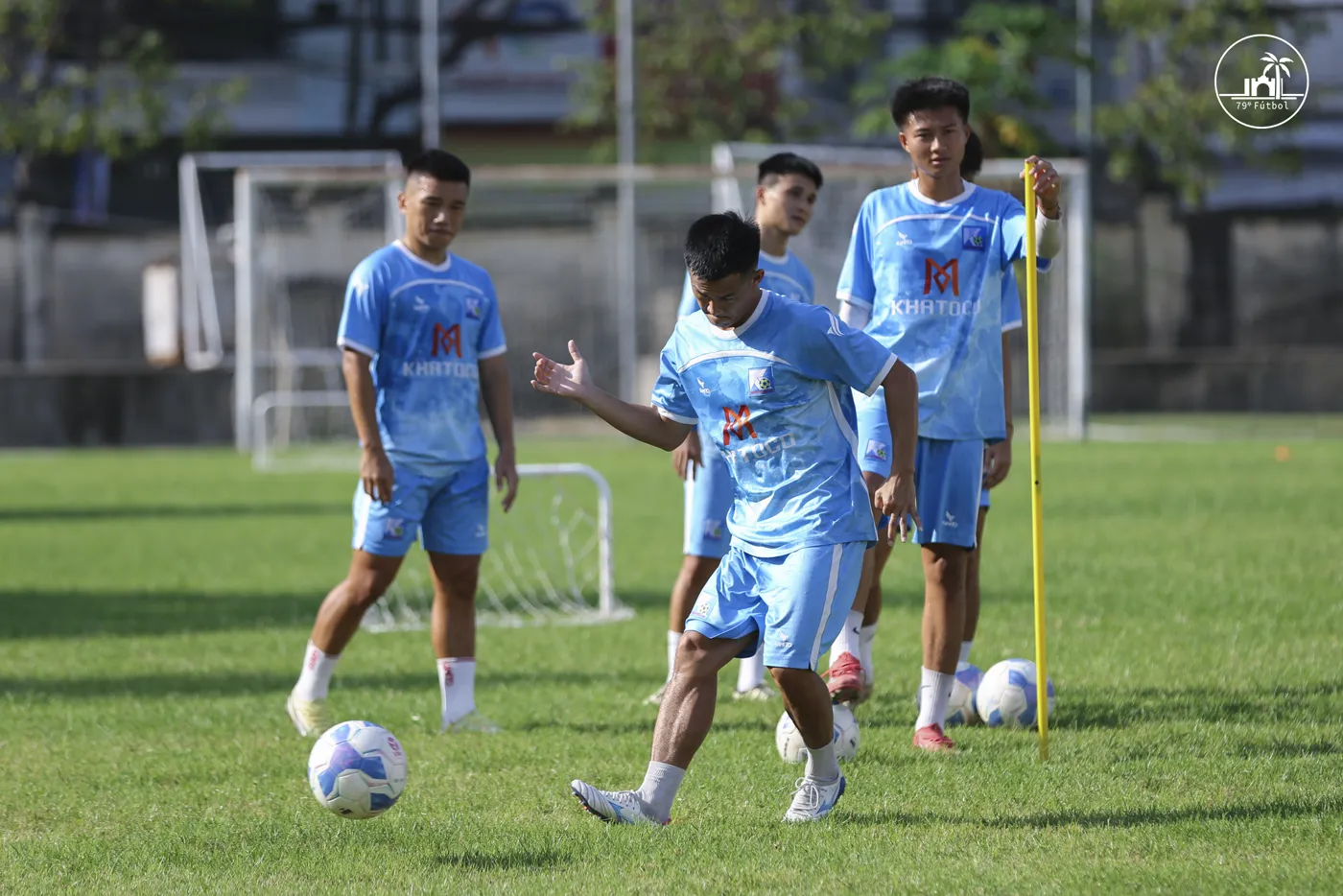 Cầu thủ Khatoco Khánh Hòa trên sân tập